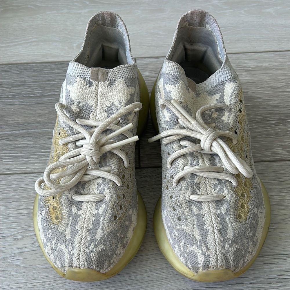 Yeezy alien white and grey, men’s 6.5, (womens 8)